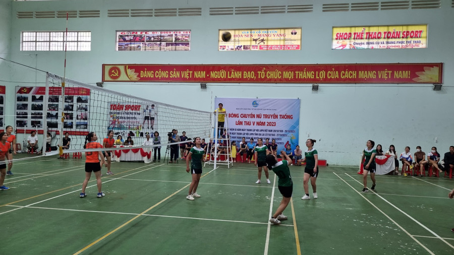 Trận khai mạc giữa đội bóng cụm thi đua số 3 và thị trấn Kon Dơng. Ảnh: H.P Trận khai mạc giữa đội bóng cụm thi đua số 3 và thị trấn Kon Dơng. Ảnh: H.P