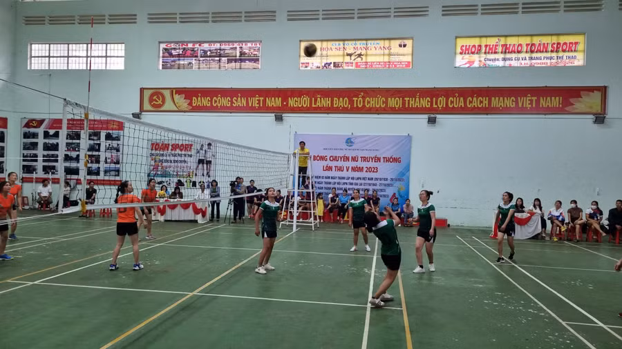 Trận khai mạc giữa đội bóng cụm thi đua số 3 và thị trấn Kon Dơng. Ảnh: H.P