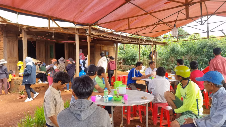 Đông đảo bà con, hàng xóm đến hỗ trợ gia đình anh Siu Raih (làng Puối Lốp, xã Ia Le) lo hậu sự cho người con. Ảnh: Hà Phương