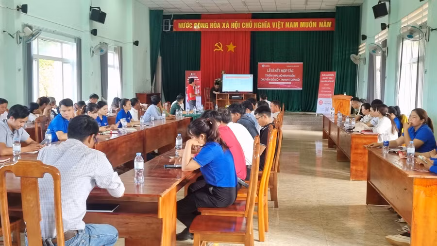 Viettel Gia Lai và UBND xã Ia Krai ký kết hợp tác triển khai mô hình điểm chuyển đổi số thanh toán số. Ảnh: K.P