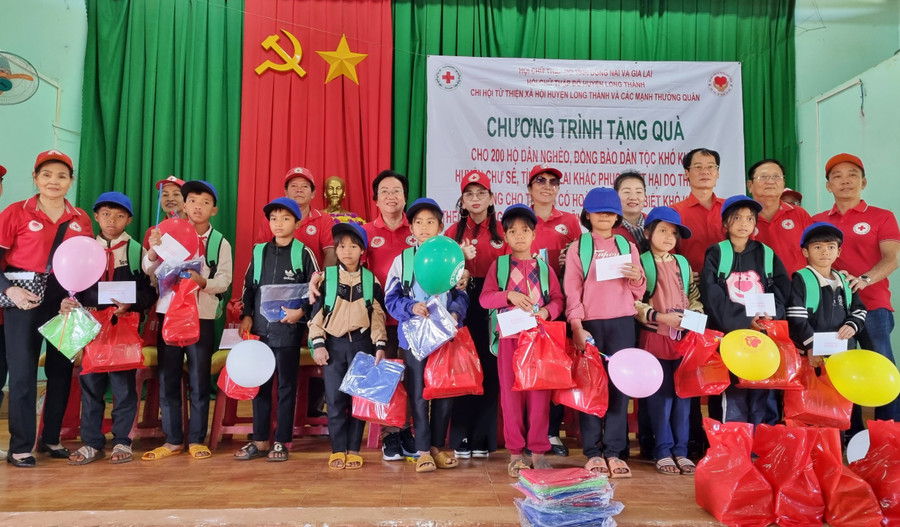 Đoàn trao quà cho các em học sinh có hoàn cảnh khó khăn tại xã Chư Pơng. Ảnh: H.P