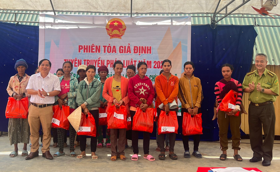 Đoàn trao quà cho các gia đình chính sách và hộ nghèo tại xã Đak Jơ Ta. Ảnh: K.P Đoàn trao quà cho các gia đình chính sách và hộ nghèo tại xã Đak Jơ Ta. Ảnh: K.P