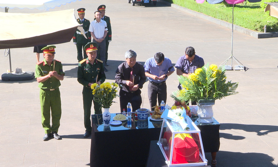 Các đại biểu dâng hương tưởng nhớ anh linh liệt sĩ. Ảnh: V.Đ Các đại biểu dâng hương tưởng nhớ anh linh liệt sĩ. Ảnh: V.Đ