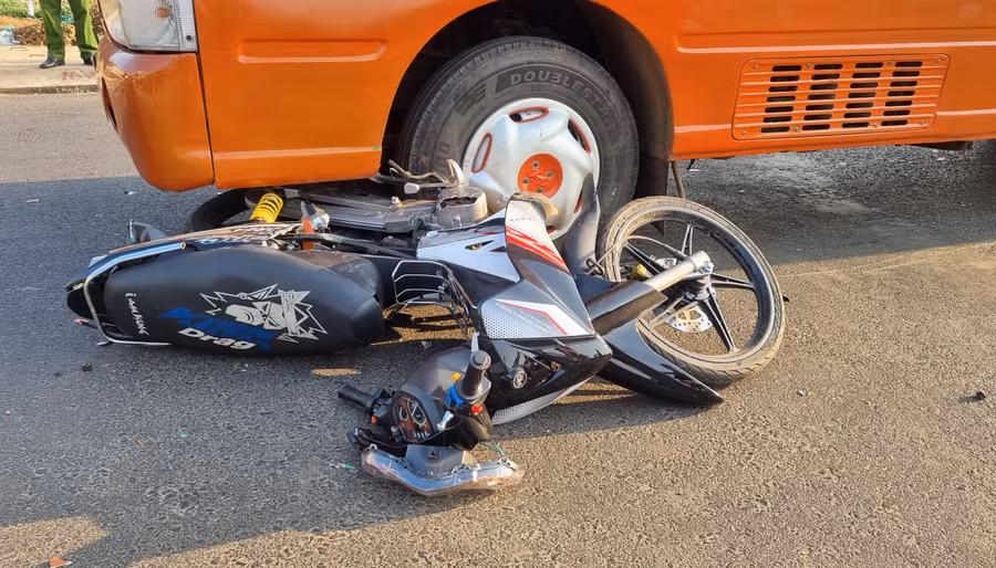 Vụ tai nạn khiến nữ học sinh bị thương phải đưa đi bệnh viện cấp cứu. Ảnh: K.P