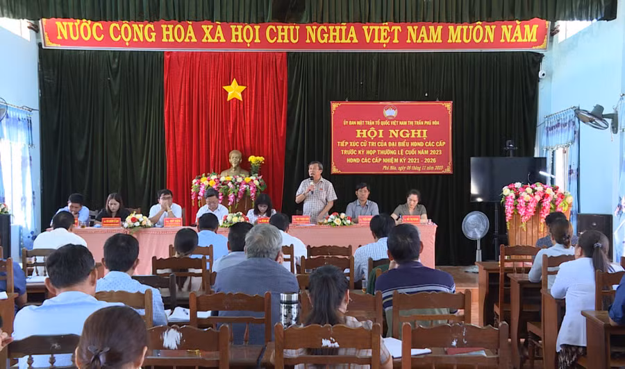 Quang cảnh buổi tiếp xúc cử tri tại thị trấn Phú Hòa. Ảnh: K.P Quang cảnh buổi tiếp xúc cử tri tại thị trấn Phú Hòa. Ảnh: K.P