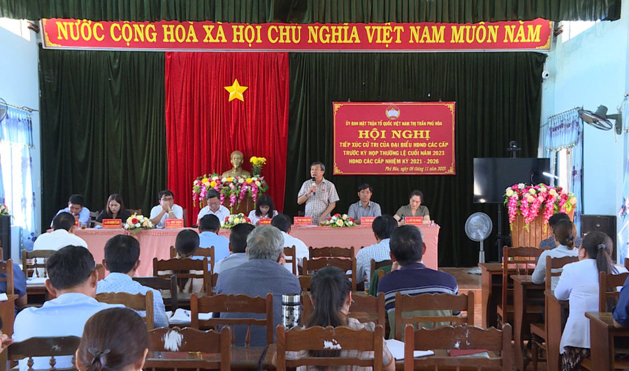 Quang cảnh buổi tiếp xúc cử tri tại thị trấn Phú Hòa. Ảnh: K.P