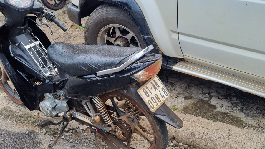 Vụ tai nạn làm 2 người trên xe máy bị thương nặng được người dân đưa đi cấp cứu tại bệnh viện. Ảnh: Hà Phương Vụ tai nạn làm 2 người trên xe máy bị thương nặng được người dân đưa đi cấp cứu tại bệnh viện. Ảnh: Hà Phương