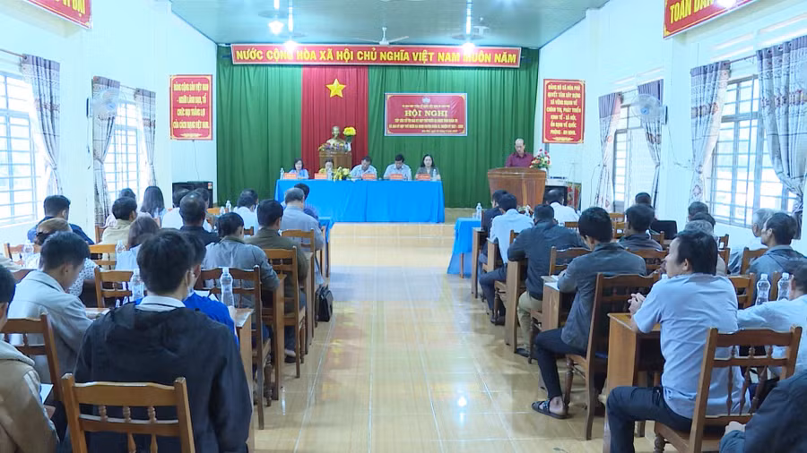 Quang cảnh buổi tiếp xúc cử tri. Ảnh: Văn Đại