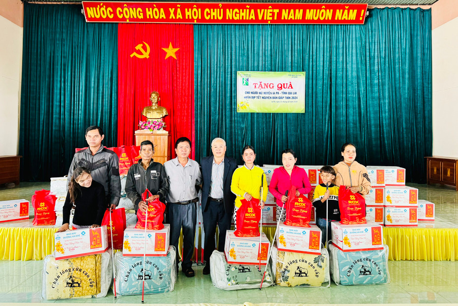 Đoàn tặng quà Tết cho hội viên có hoàn cảnh khó khăn tại huyện Ia Pa. Ảnh: Nguyễn Sinh Đoàn tặng quà Tết cho hội viên có hoàn cảnh khó khăn tại huyện Ia Pa. Ảnh: Nguyễn Sinh