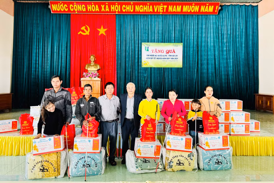 Đoàn tặng quà Tết cho hội viên có hoàn cảnh khó khăn tại huyện Ia Pa. Ảnh: Nguyễn Sinh