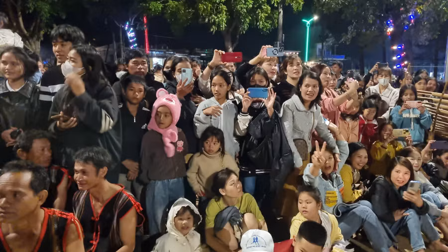 Đông đảo người dân đến xem và cổ vũ tại chương trình. Ảnh: H.P