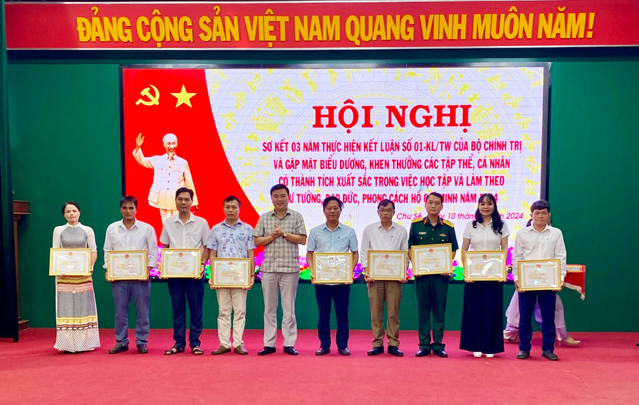 Ông Lý Anh Sang-Bí thư Huyện ủy Chư Sê-trao giấy khen cho các tập thể có thành tích điển hình tiêu biểu trong học tập và làm theo tư tưởng, đạo đức, phong cách Hồ Chí Minh. Ảnh: K.P Ông Lý Anh Sang-Bí thư Huyện ủy Chư Sê-trao giấy khen cho các tập thể có thành tích điển hình tiêu biểu trong học tập và làm theo tư tưởng, đạo đức, phong cách Hồ Chí Minh. Ảnh: K.P