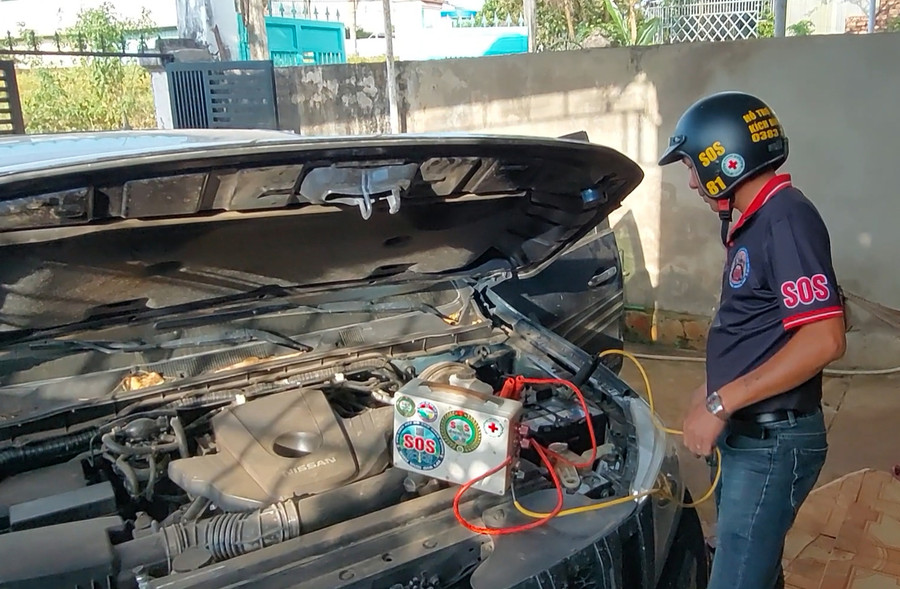 Thành viên Câu lạc bộ hỗ trợ giao thông SOS Gia Lai trợ giúp người dân khi xe bị sự cố. Ảnh: H.P Thành viên Câu lạc bộ hỗ trợ giao thông SOS Gia Lai trợ giúp người dân khi xe bị sự cố. Ảnh: H.P