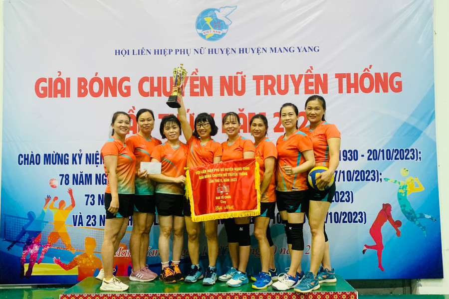 Ban tổ chức trao cờ và cúp vô địch cho đội bóng thị trấn Kon Dơng. Ảnh: H.P Ban tổ chức trao cờ và cúp vô địch cho đội bóng thị trấn Kon Dơng. Ảnh: H.P