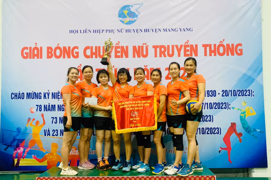 Ban tổ chức trao cờ và cúp vô địch cho đội bóng thị trấn Kon Dơng. Ảnh: H.P Ban tổ chức trao cờ và cúp vô địch cho đội bóng thị trấn Kon Dơng. Ảnh: H.P