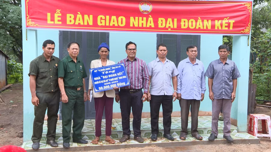 Quang cảnh lễ bàn giao nhà cho gia đình bà Rơ Châm Aló tại làng Or, xã Ia Phí. Ảnh: Văn Đại