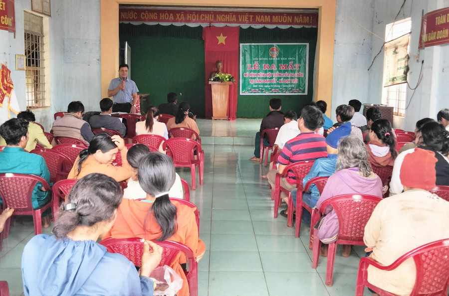 Quang cảnh lễ ra mắt mô hình nông hội “Sản xuất lúa Ba Chăm” tại làng Đak Bêt, xã Đak Trôi. Ảnh: Trương Đào