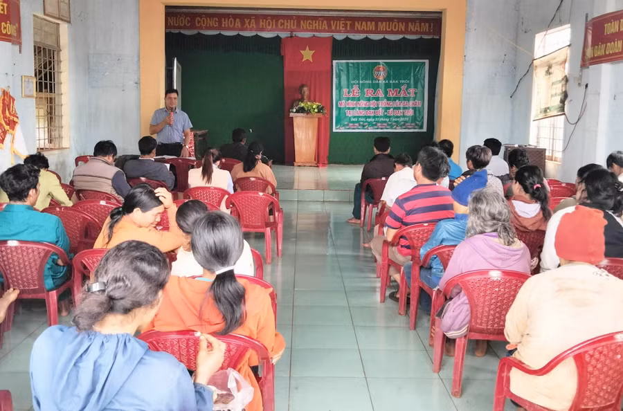 Quang cảnh lễ ra mắt mô hình nông hội “Sản xuất lúa Ba Chăm” tại làng Đak Bêt, xã Đak Trôi. Ảnh: Trương Đào