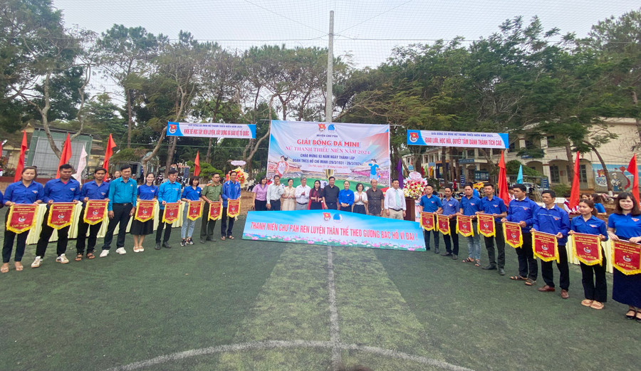 Ban tổ chức trao cờ lưu niệm cho các đội bóng tham gia tại giải. Ảnh: H.P