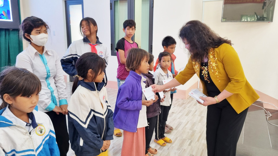 Bà Trần Thị Dung-nguyên Phó Chủ nhiệm Ủy ban Pháp luật của Quốc hội, Phó Chủ tịch Hội Bảo trợ Người khuyết tật và trẻ mồ côi Việt Nam trao học bổng cho các em học sinh có hoàn cảnh khó khăn tại huyện Mang Yang. Ảnh: Hà Phương Bà Trần Thị Dung-nguyên Phó Chủ nhiệm Ủy ban Pháp luật của Quốc hội, Phó Chủ tịch Hội Bảo trợ Người khuyết tật và trẻ mồ côi Việt Nam trao học bổng cho các em học sinh có hoàn cảnh khó khăn tại huyện Mang Yang. Ảnh: Hà Phương