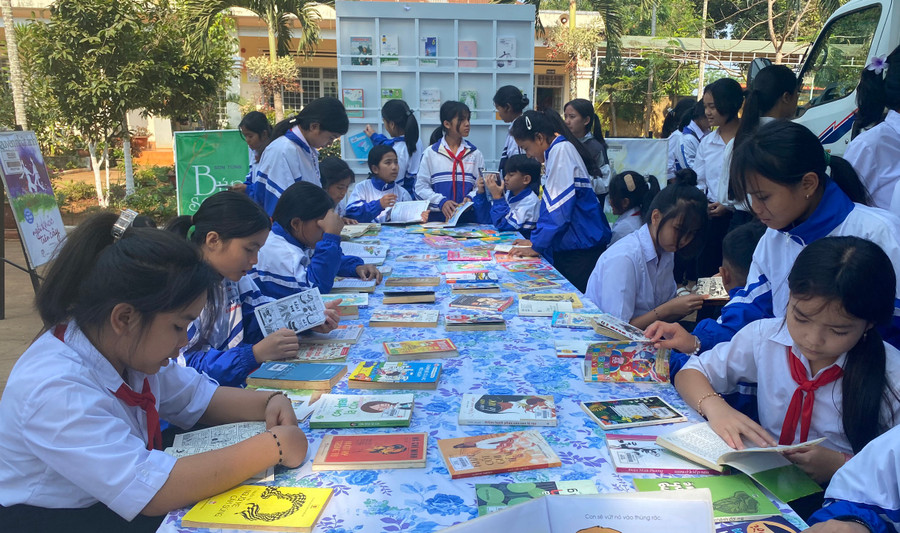 Học sinh hào hứng tham gia đọc sách tại ngày hội. Ảnh: V.Đ