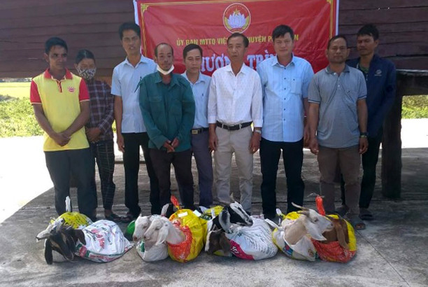 Quang cảnh lễ trao dê giống sinh sản cho các hộ gia đình có hoàn cảnh khó khăn tại huyện Phú Thiện. Ảnh: Văn Điệp Quang cảnh lễ trao dê giống sinh sản cho các hộ gia đình có hoàn cảnh khó khăn tại huyện Phú Thiện. Ảnh: Văn Điệp