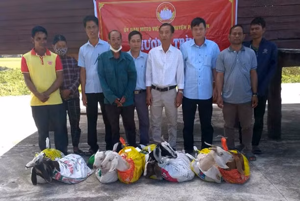 Quang cảnh lễ trao dê giống sinh sản cho các hộ gia đình có hoàn cảnh khó khăn tại huyện Phú Thiện. Ảnh: Văn Điệp