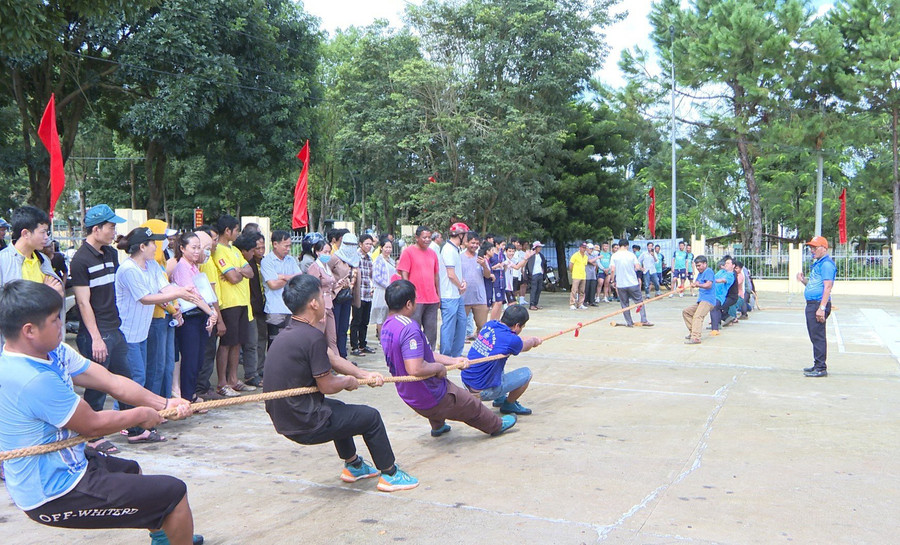 Đông đảo khán giả đến xem và cổ vũ. Ảnh: Hà Phương