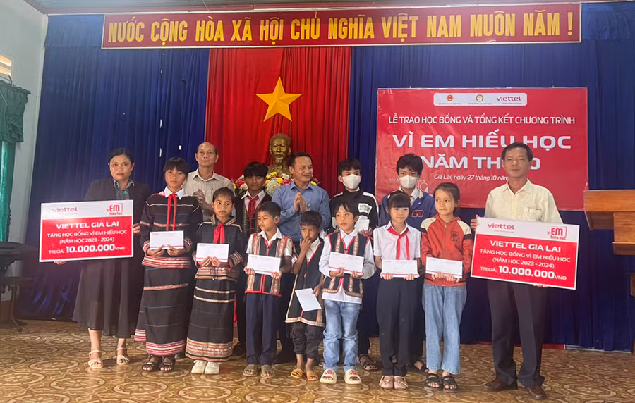 Trao học bổng “Vì em hiếu học” cho các em học sinh có hoàn cảnh khó khăn trên địa bàn huyện Chư Păh. Ảnh: K.P