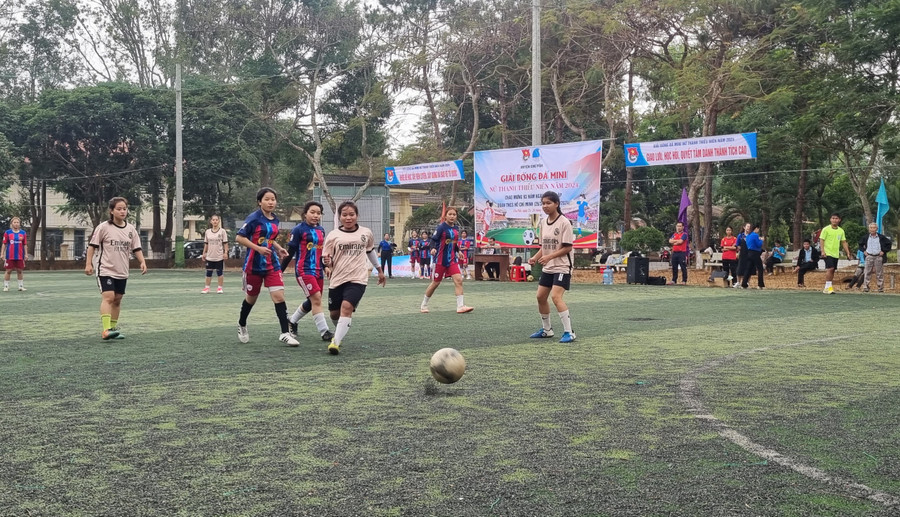 Trận đấu khai mạc giải diễn ra sôi nổi, hào hứng, nhận được sự cổ vũ nhiệt tình của đoàn viên, thanh niên trên địa bàn huyện. Ảnh: H.P