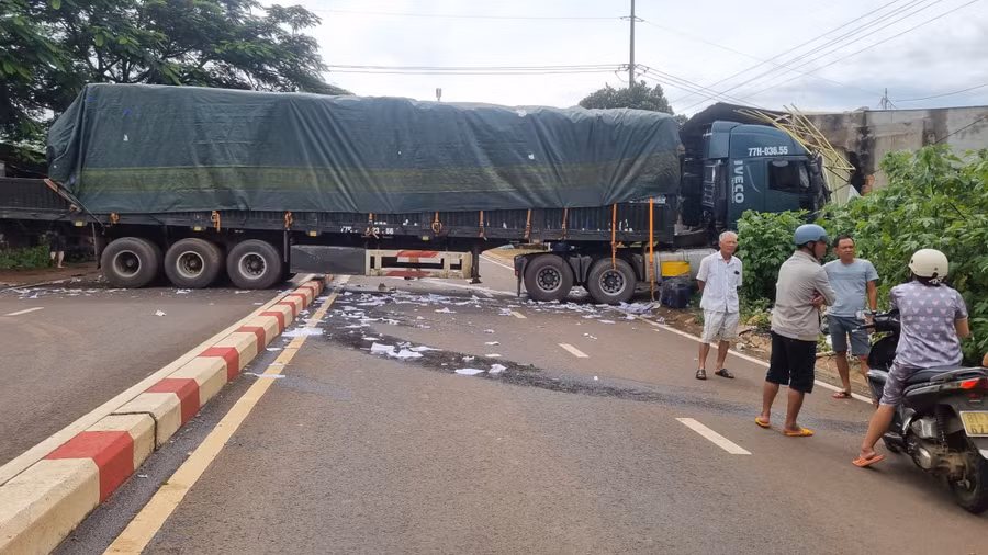 Xe ô tô đầu kéo đang đỗ trong kho bốc hàng bất ngờ lao ra đường lao thẳng vào nhà dân. Ảnh: Vương Nhi Xe ô tô đầu kéo đang đỗ trong kho bốc hàng bất ngờ lao ra đường lao thẳng vào nhà dân. Ảnh: Vương Nhi