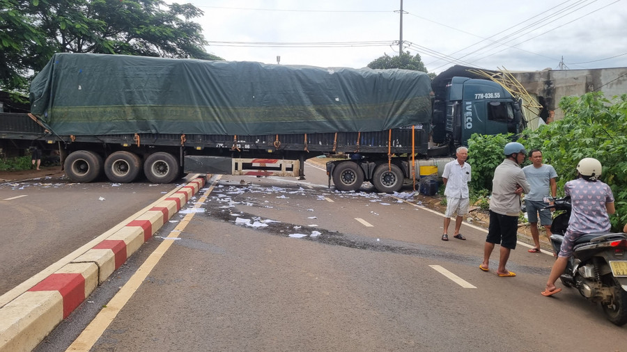 Xe ô tô đầu kéo đang đỗ trong kho bốc hàng bất ngờ lao ra đường lao thẳng vào nhà dân. Ảnh: Vương Nhi
