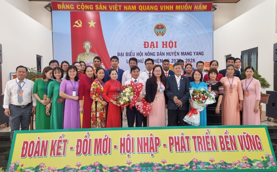 Ban Chấp hành Hội Nông dân huyện khóa V (nhiệm kỳ 2023-2028) ra mắt tại Đại hội. Ảnh: Hà Phương Ban Chấp hành Hội Nông dân huyện khóa V (nhiệm kỳ 2023-2028) ra mắt tại Đại hội. Ảnh: Hà Phương