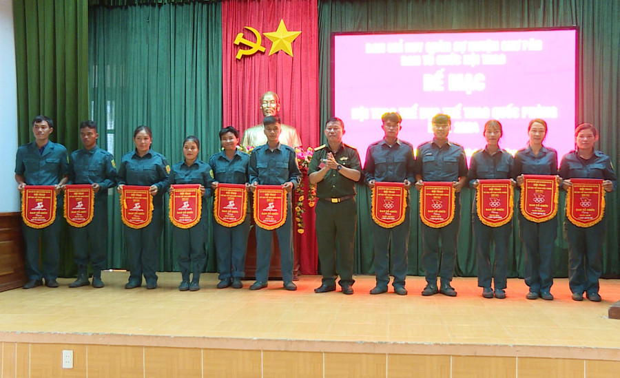 Ban tổ chức trao giải nhất, nhì, ba cho các vận động viên đạt thành tích xuất sắc tại Hội thao. Ảnh: N.V Ban tổ chức trao giải nhất, nhì, ba cho các vận động viên đạt thành tích xuất sắc tại Hội thao. Ảnh: N.V