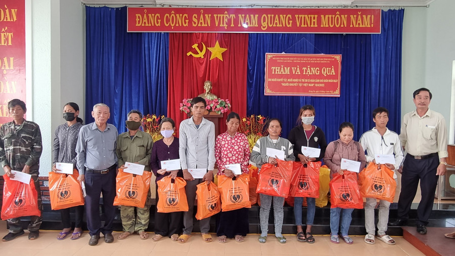 Phần quà ý nghĩa giúp gia đình người khuyết tật tự tin hòa nhập với cộng đồng. Ảnh: H.P