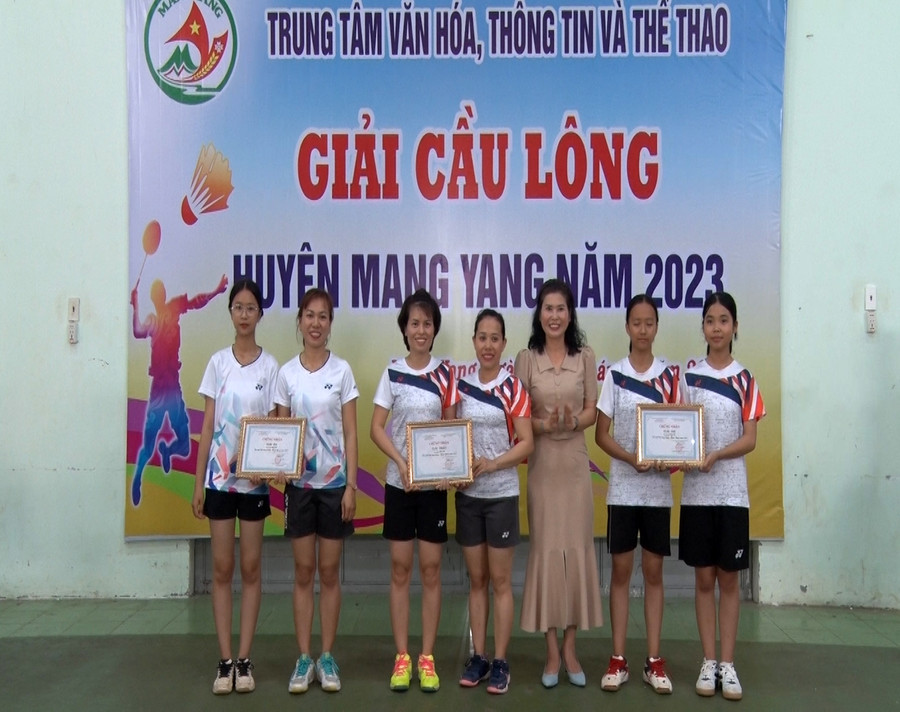 Ban tổ chức trao giải nhất, nhì, ba ở nội dung đôi nữ. Ảnh: Kim Ngọc