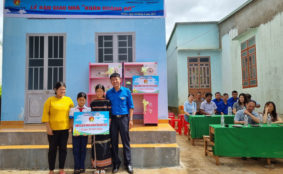 Anh Thái Giang Nam trao nhà “Khăn quàng đỏ” cho gia đình em H’Thoa và H’Ngọc Bích (làng Chuet 1, phường Thắng Lợi). Ảnh: Hà Phương