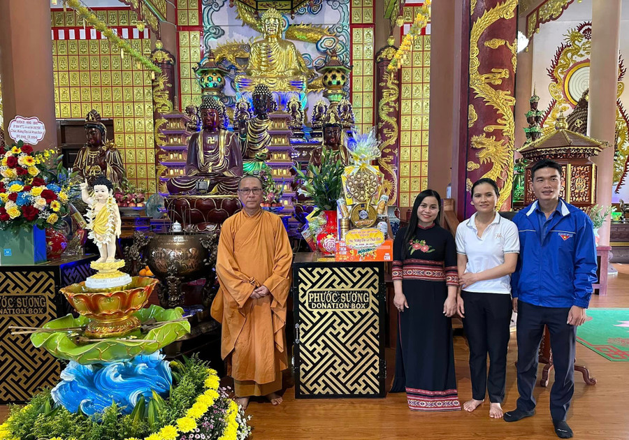 Bà Rơ Châm H’Phik-Trưởng Ban Dân vận Huyện ủy, Chủ tịch Ủy ban MTTQ Việt Nam huyện Chư Păh (thứ 3 từ trái sang) thăm, tặng hoa chúc mừng chùa Bửu Minh, xã Nghĩa Hưng, huyện Chư Păh. Ảnh: V.Đ