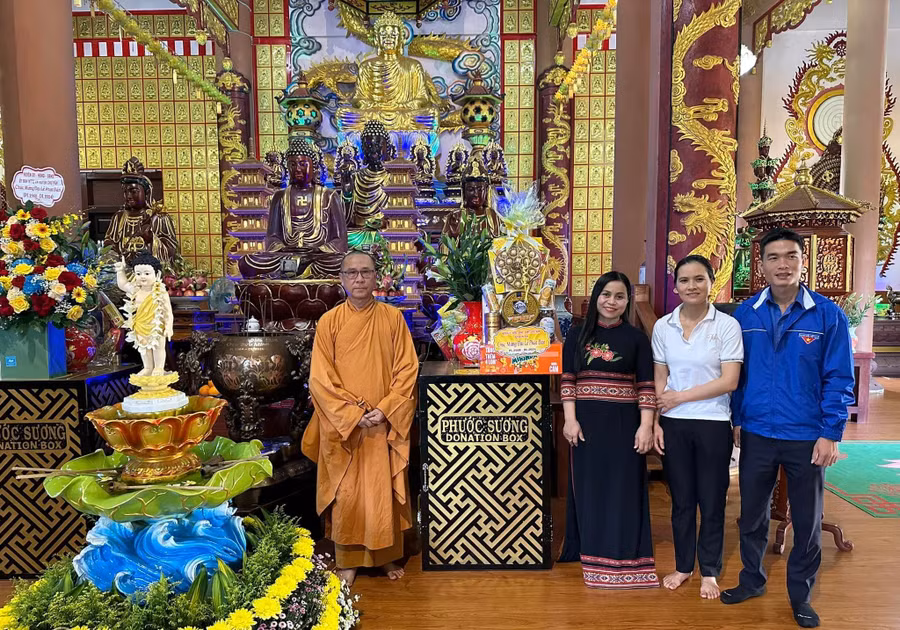 Bà Rơ Châm H’Phik-Trưởng Ban Dân vận Huyện ủy, Chủ tịch Ủy ban MTTQ Việt Nam huyện Chư Păh (thứ 3 từ trái sang) thăm, tặng hoa chúc mừng chùa Bửu Minh, xã Nghĩa Hưng, huyện Chư Păh. Ảnh: V.Đ