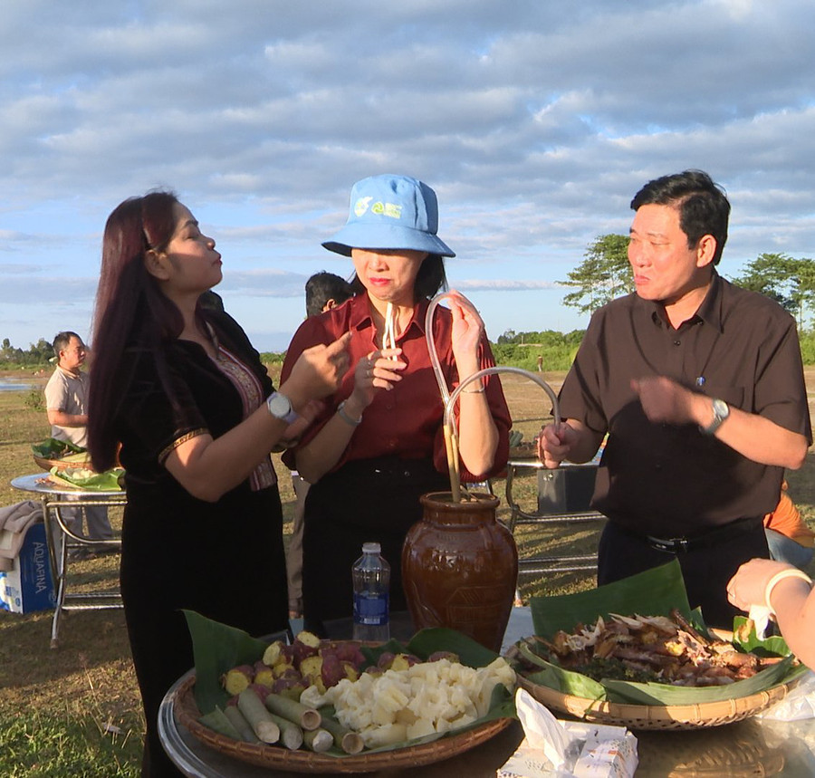 Du khách thưởng lãm văn hóa ẩm thực của người dân địa phương.