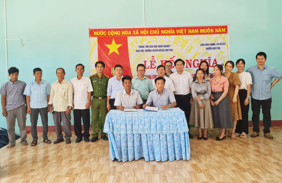 Đại diện Trung tâm giáo dục nghề nghiệp-Giáo dục thường xuyên huyện Chư Păh và làng Kon Chang ký bản giao ước kết nghĩa. Ảnh: V.Đ Đại diện Trung tâm giáo dục nghề nghiệp-Giáo dục thường xuyên huyện Chư Păh và làng Kon Chang ký bản giao ước kết nghĩa. Ảnh: V.Đ
