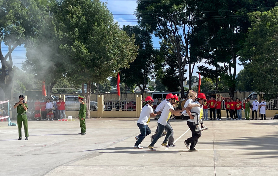 Các đội tham gia thi phần thi thực hành dập lửa, cứu người. Ảnh: K.P