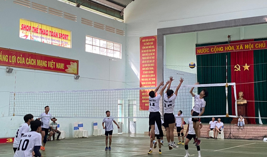 Trận chung kết giữa hai đội bóng xã Đak Yă và thị trấn Kon Dơng diễn ra kịch tính, hấp dẫn. Ảnh: H.P