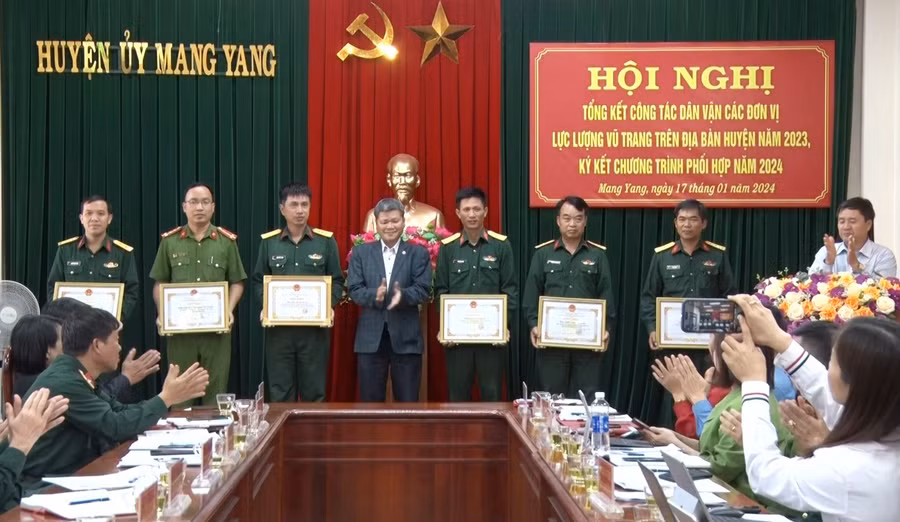 Lãnh đạo huyện Mang Yang tặng giấy khen cho các tập thể có thành tích xuất sắc trong công tác dân vận trên địa bàn huyện năm 2023. Ảnh: H.P
