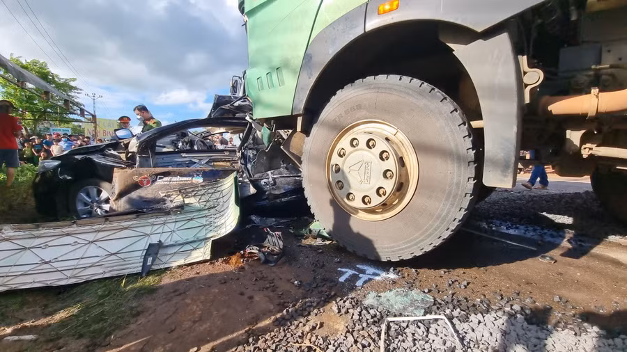 Vụ tai nạn làm 3 người ngồi trên xe ô tô con tử vong tại chỗ. Ảnh: Hà Phương