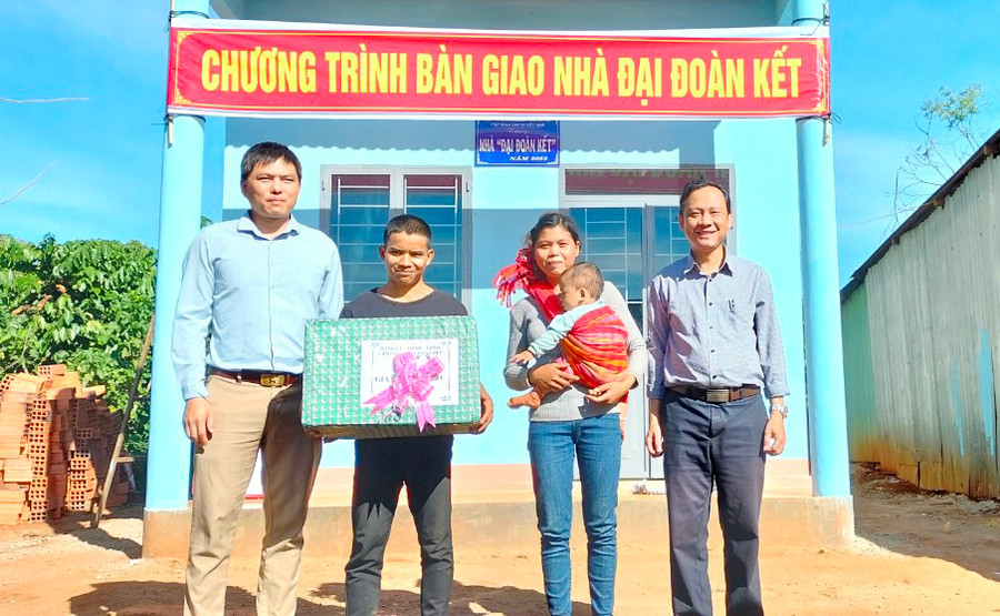 Quang cảnh lễ bàn giao nhà “Đại đoàn kết” cho gia đình anh Liu tại làng Pơ Nang, xã Kon Thụp. Ảnh: K.P