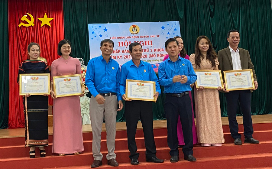 Liên đoàn Lao động huyện Chư Sê tặng giấy khen cho các cá nhân có thành tích xuất sắc trong phong trào công nhân, viên chức, lao động và hoạt động Công đoàn năm 2023. Ảnh: C.H Liên đoàn Lao động huyện Chư Sê tặng giấy khen cho các cá nhân có thành tích xuất sắc trong phong trào công nhân, viên chức, lao động và hoạt động Công đoàn năm 2023. Ảnh: C.H