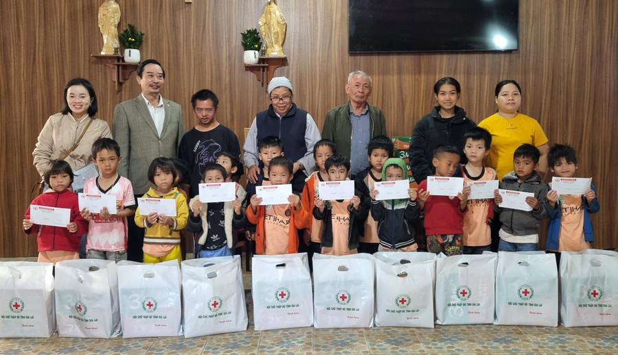 Những phần quà nhằm động viên cho các cháu có thêm nghị lực, từng bước vươn lên trong cuộc sống. Ảnh: H.P