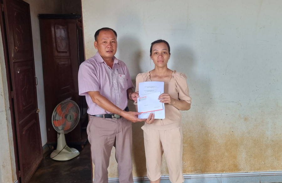 Đại diện Báo Gia Lai trao tiền hỗ trợ cho gia đình chị Nguyễn Thị Hồng Thủy. Ảnh: K.P