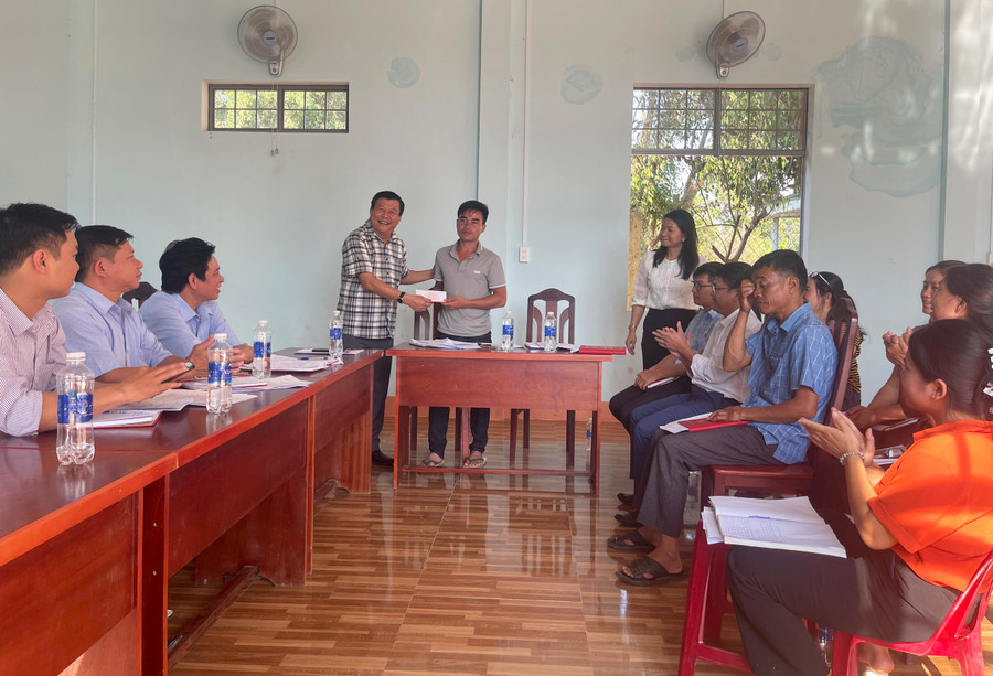 Chủ nhiệm Ủy ban Kiểm tra Tỉnh ủy Thái Thanh Bình tặng quà cho Chi bộ làng Kon Sơ Lăng. Ảnh: V.Đ Chủ nhiệm Ủy ban Kiểm tra Tỉnh ủy Thái Thanh Bình tặng quà cho Chi bộ làng Kon Sơ Lăng. Ảnh: V.Đ